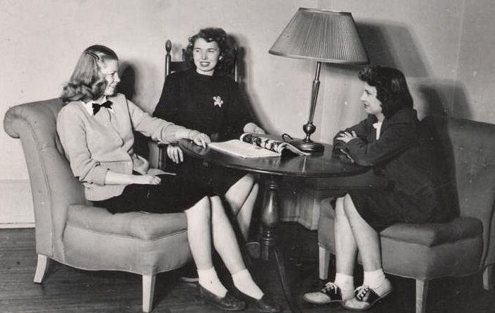 ~Retro~CollegeGirls.jpg (54031 bytes)